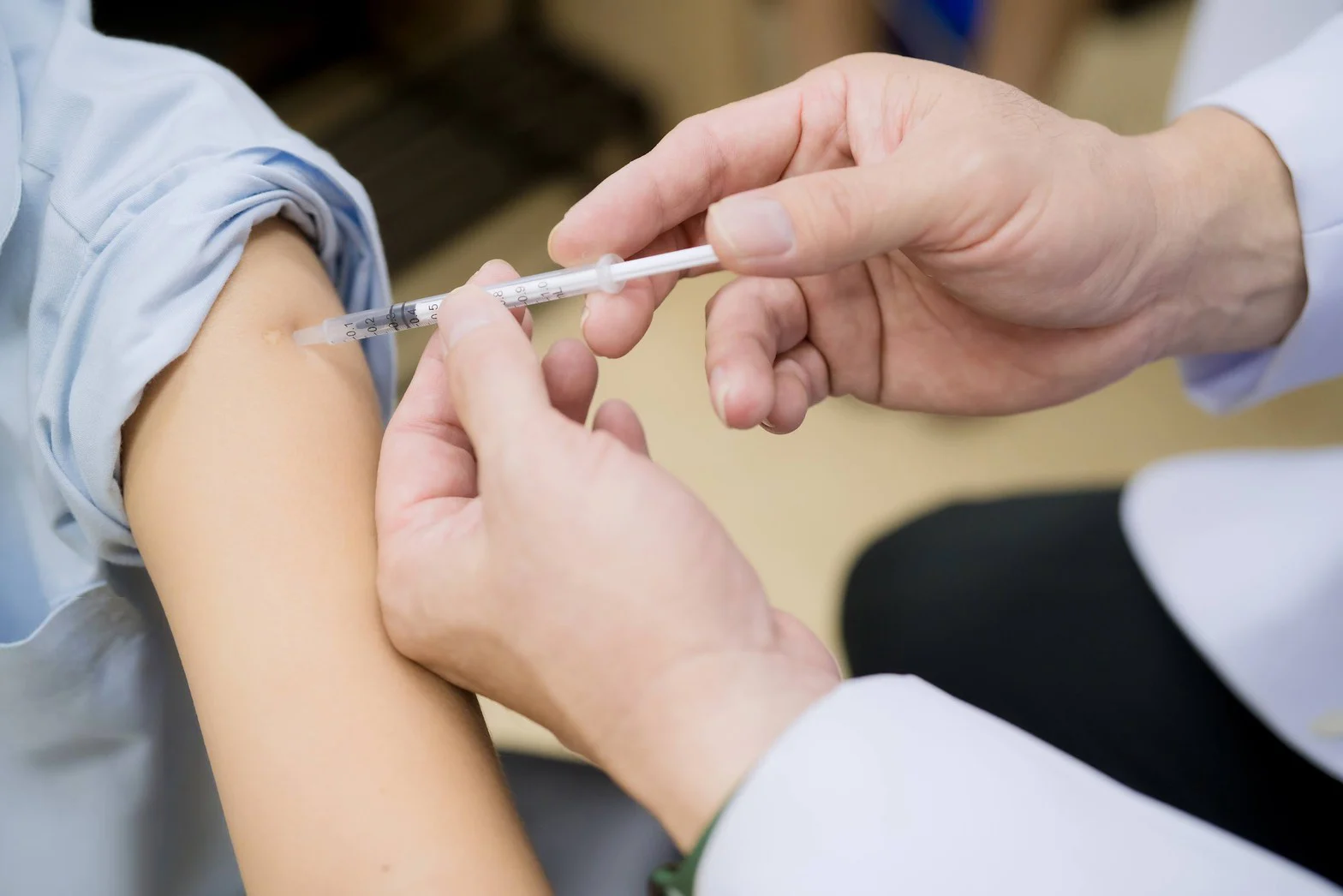 โควิด-19 กลับมาอีกระลอก สธ. เตือนกลุ่มเสี่ยงอย่าชะล่าใจ แนะฉีดวัคซีนกระตุ้นภูมิคุ้มกัน