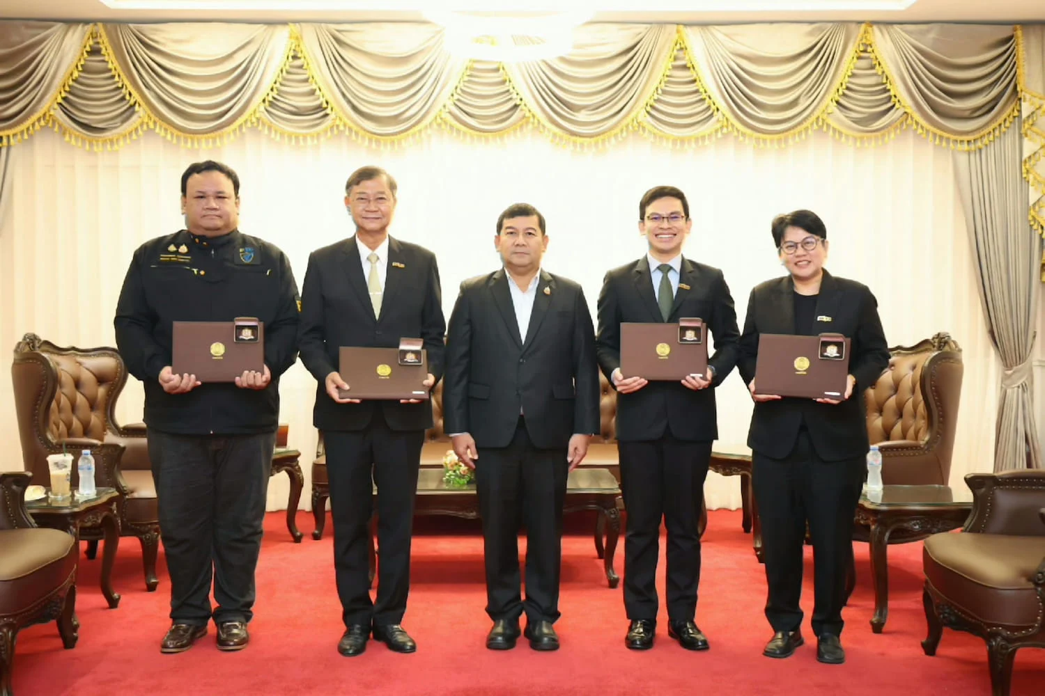 กรมป่าไม้ มอบเครื่องหมายเชิดชูเกียรติ "รักษ์ป่า รักแผ่นดิน"