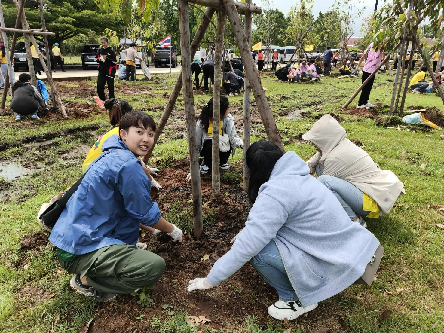 ราชภัฏรำไพพรรณี ร่วมปลูกต้นไม้ 773 ต้น สานต่อพระราชปณิธาน รัชกาลที่ 10