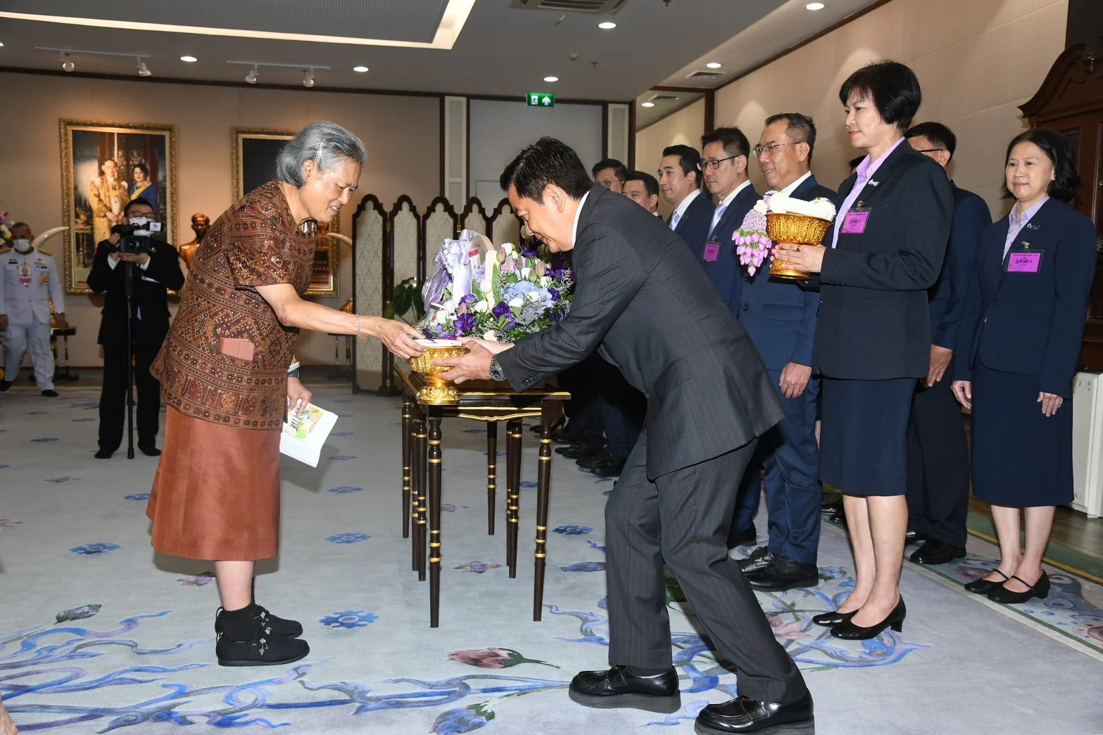 ปตท. เข้าเฝ้าทูลเกล้าฯ ถวายเงินรายได้จากการออกร้านกาชาด ประจำปี 2567