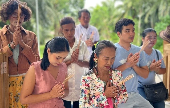 'มนต์รักบ้านนาเดิม' ชวนร่วมบุญใหญ่! ทีมงานและนักแสดงร่วมรับวัตถุมงคล เตรียมทอดผ้าป่าเพื่อการศึกษา โรงเรียนบ้านหนองเรียน