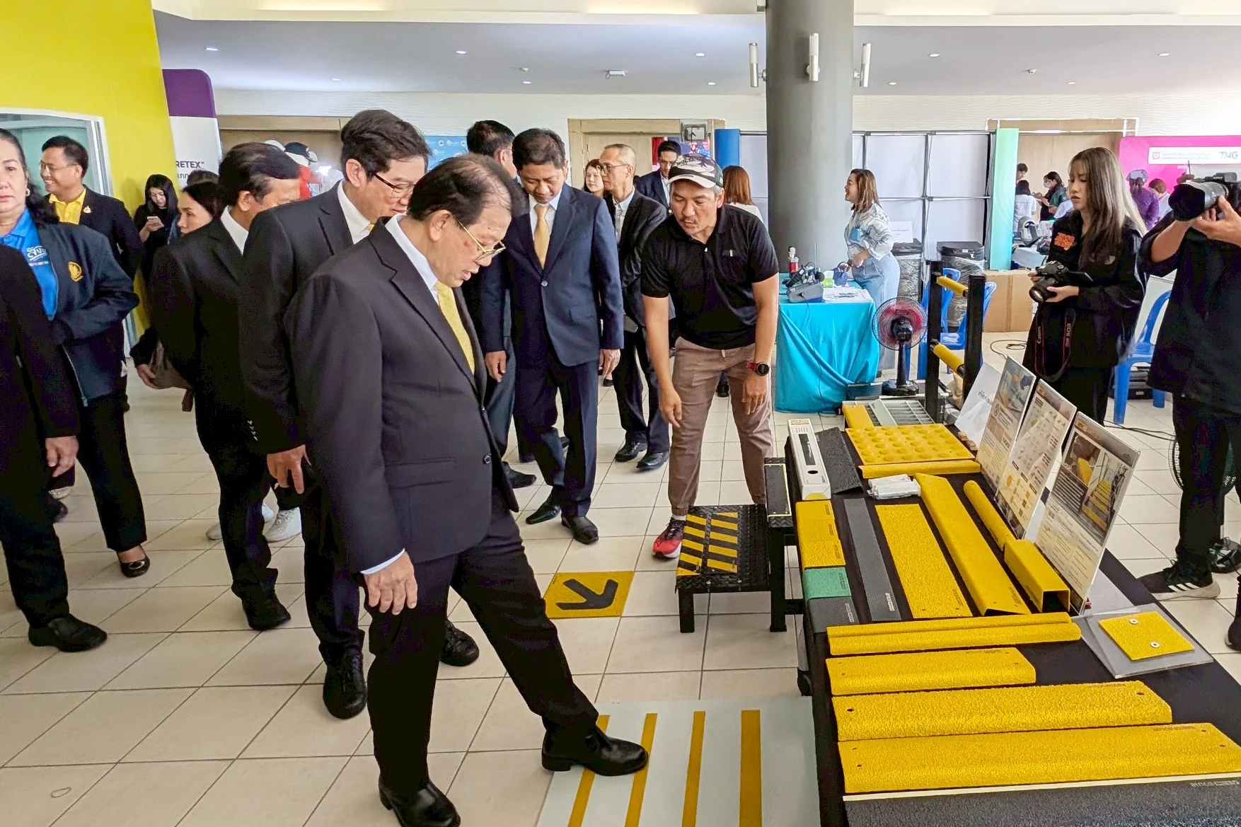 แผ่นกันลื่นแอมโค amco ANTI SLIP ‘ของแท้ต้องมีโลโก้ amco’ ตอกย้ำความเป็นผู้นำด้านความปลอดภัย ร่วมมือ สสปท. ลุยภาคใต้ จ.สงขลา หลังประสบความสำเร็จจากอุดรธานี พิษณุโลก