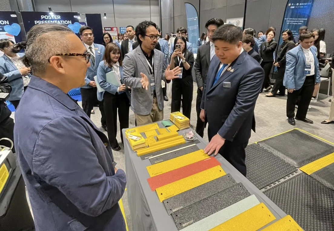 แผ่นกันลื่นแอมโค amco ANTI SLIP ‘ของแท้ต้องมีโลโก้ amco’ ร่วมมือกระทรวงแรงงาน และ สสปท. ตามพันธกิจยกระดับความปลอดภัย ในงานสัมมนาวิชาการด้านความปลอดภัย อาชีวอนามัย และสภาพแวดล้อมการทำงานระดับนานาชาติ OSH Avenue International Conference 2025 (OAIC 2025)