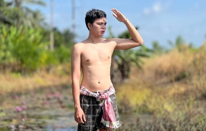 'หัวใจที่เฝ้ารอ... บทเพลงแห่งความคิดถึง!' Official MV เพลง 'ฉันยังอยู่ตรงนี้ [I’m Still Here]' OST. 'มนต์รักบ้านนาเดิม' พร้อมปล่อยให้ชมพร้อมกันทั่วโลก 10 ส.ค.นี้!