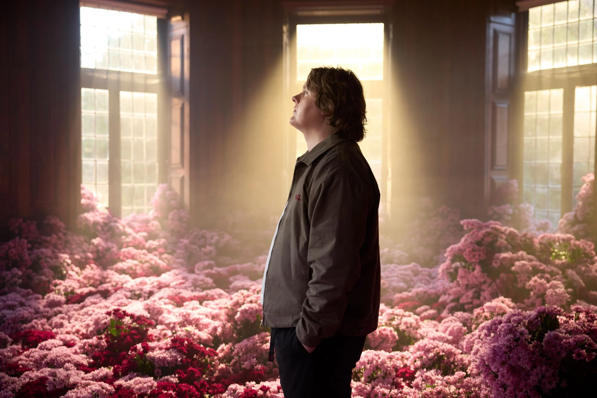 Lewis Capaldi ส่งเพลงใหม่สุดละมุน “Something In The Heavens” ถ่ายทอดอารมณ์เศร้าที่แฝงด้วยความหวังอย่างอบอุ่น ผ่านน้ำเสียงนุ่มลึกที่คุ้นเคย