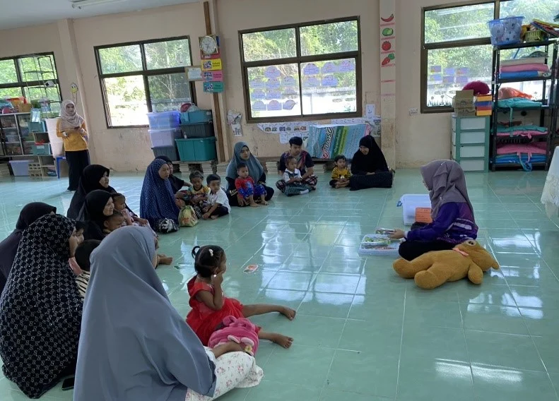 พลังของครู ผู้ปกครอง และ สสส. สานฝัน นิเวศสื่อสุขภาวะ ทางเลือกใหม่ลดเด็กติดจอ สร้างสุขภาวะเด็กปฐมวัยที่ศูนย์พัฒนาเด็กเล็กบ้านเจ๊ะเก จ.นราธิวาส