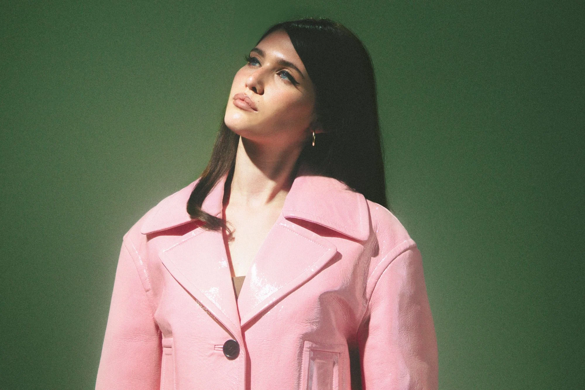 SIENNA SPIRO ศิลปินสาววัย 20 ปีจากลอนดอน ส่งเพลงใหม่ “Die On This Hill” ถ่ายทอดอารมณ์ผิดหวังในความรักผ่านเพลงบัลลาดอันทรงพลังได้อยู่หมัด