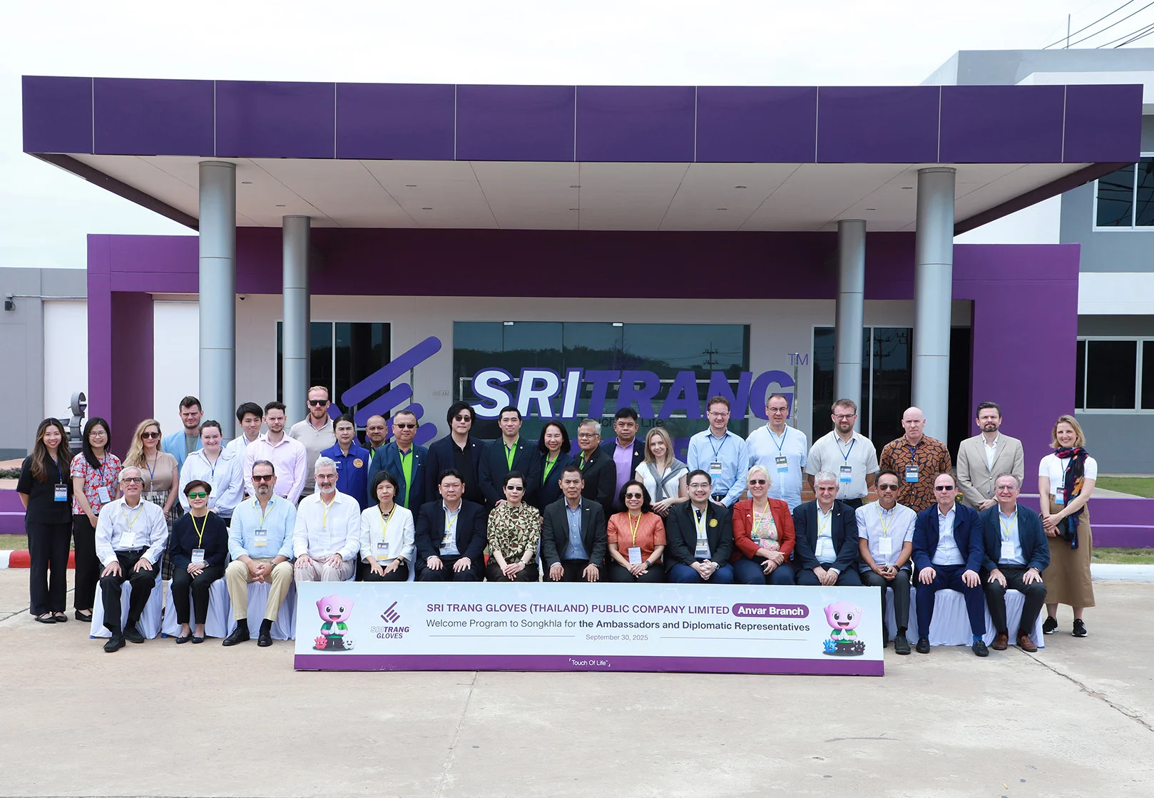 “ศรีตรังโกลฟส์” เปิดบ้านต้อนรับคณะทูต 21 ประเทศ โชว์ศักยภาพถุงมือยางไทยสู่เวทีโลก พร้อมเดินหน้าเสริมความเชื่อมั่นอุตสาหกรรมพื้นที่ภาคใต้