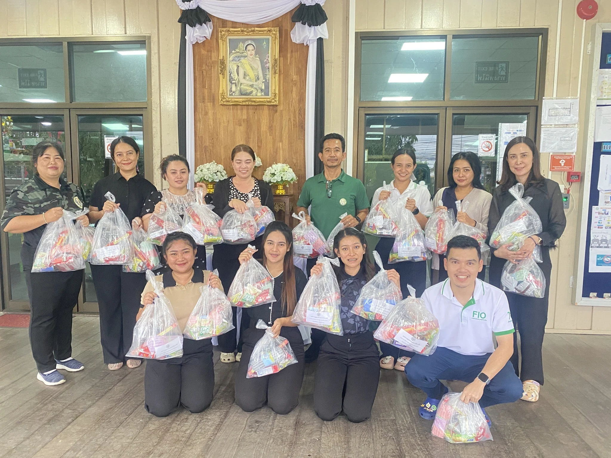 ออป.ใต้ ขานรับนโยบาย รมว.ทส. เร่งจัดทำถุงยังชีพ ... เพื่อช่วยเหลือผู้ประสบอุทกภัยภาคใต้อย่างต่อเนื่อง