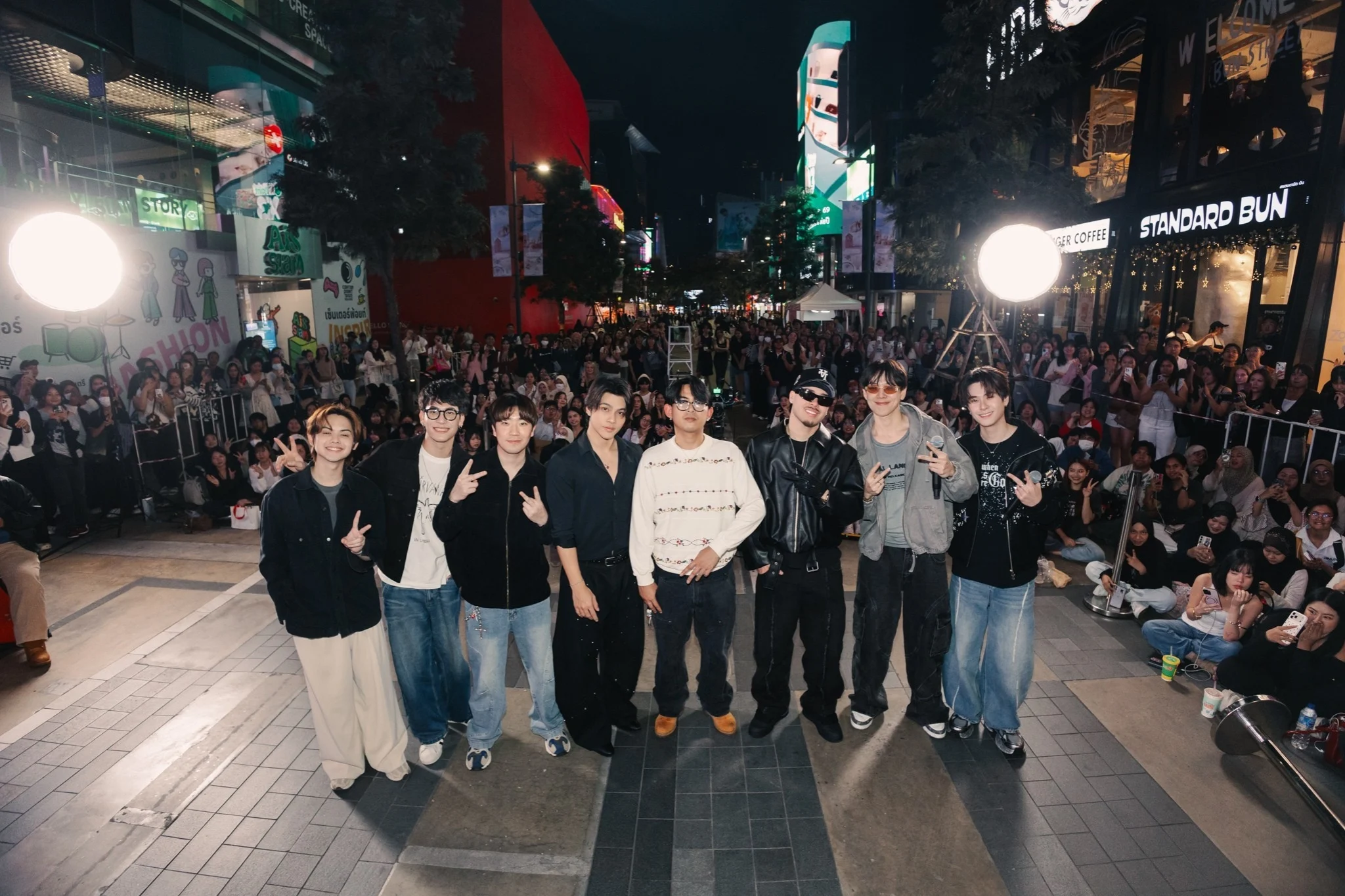 Sing for the South Charity Event งานรวมตัวศิลปินไทยใจบุญ ตอบรับคำเชิญชั่วข้ามคืน ร่วมแสดงสดบนเวทีใจกลางสยาม ระดมทุนช่วยเหลือผู้ประสบภัยน้ำท่วมภาคใต้