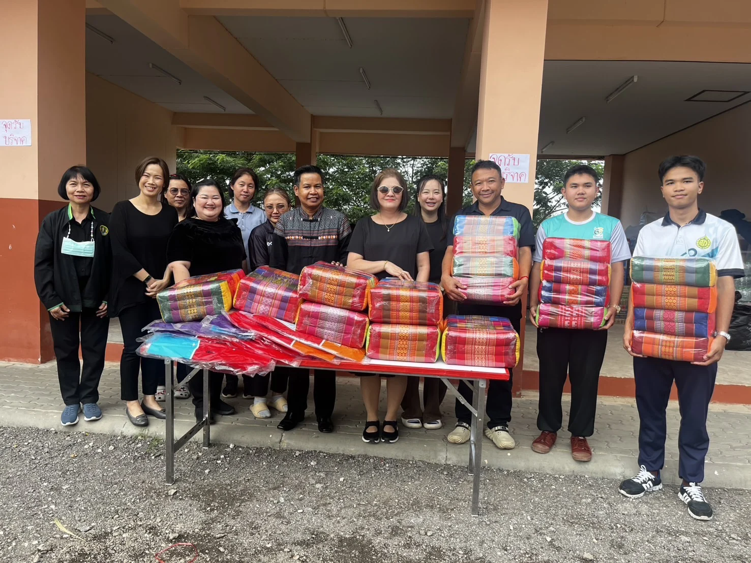 ส.ป.ก. สระแก้วรุดช่วยเหลือมอบธารน้ำใจแก่ศูนย์พักพิง