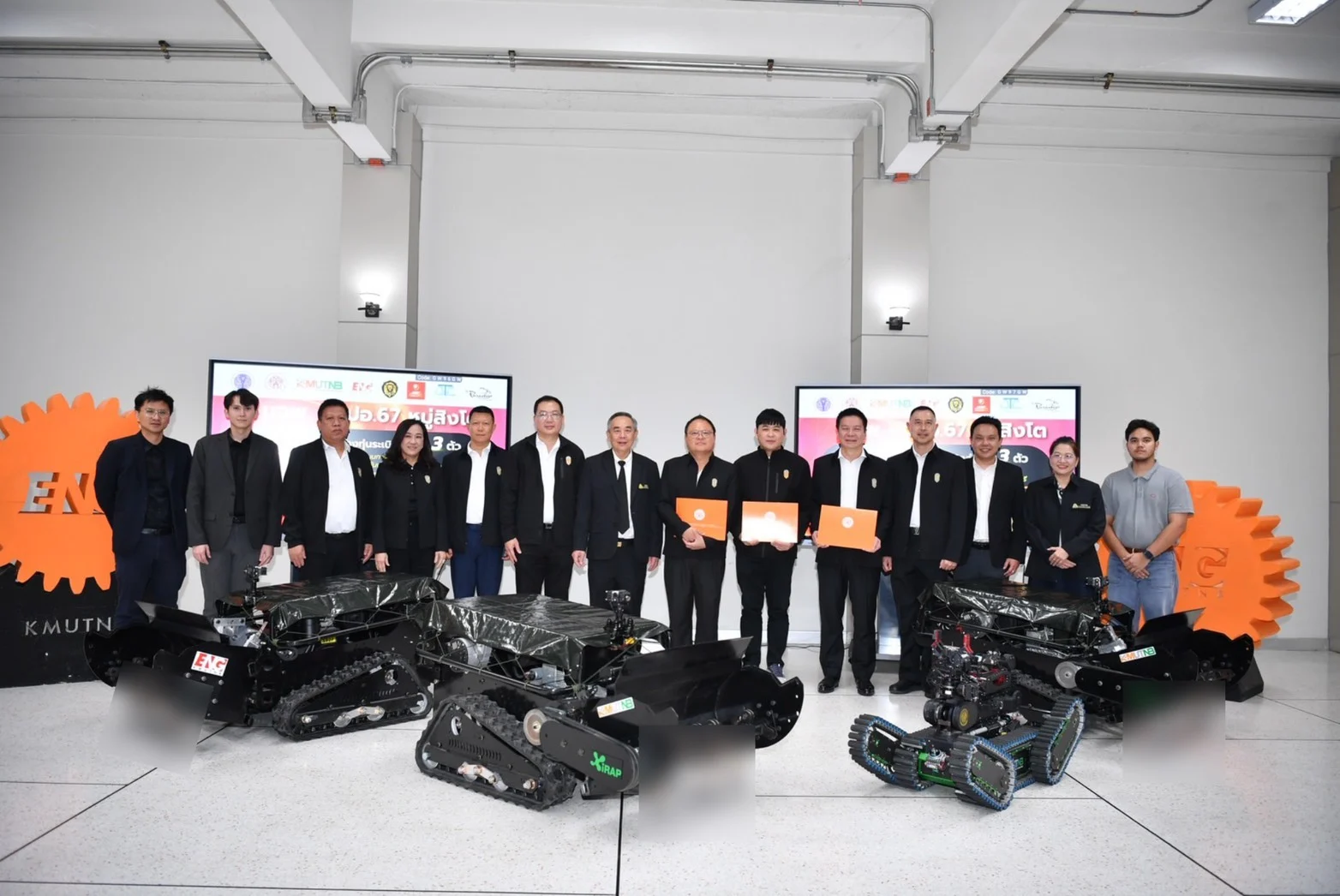 มจพ. ผนึกกำลัง วปอ.67 หมู่สิงโต ส่งมอบหุ่นยนต์อัจฉริยะกวาดล้างทุ่นระเบิด 3 ตัว ให้กับกองกำลังสุรนารี ใช้งานจริงและเพิ่มความปลอดภัยให้กำลังพล