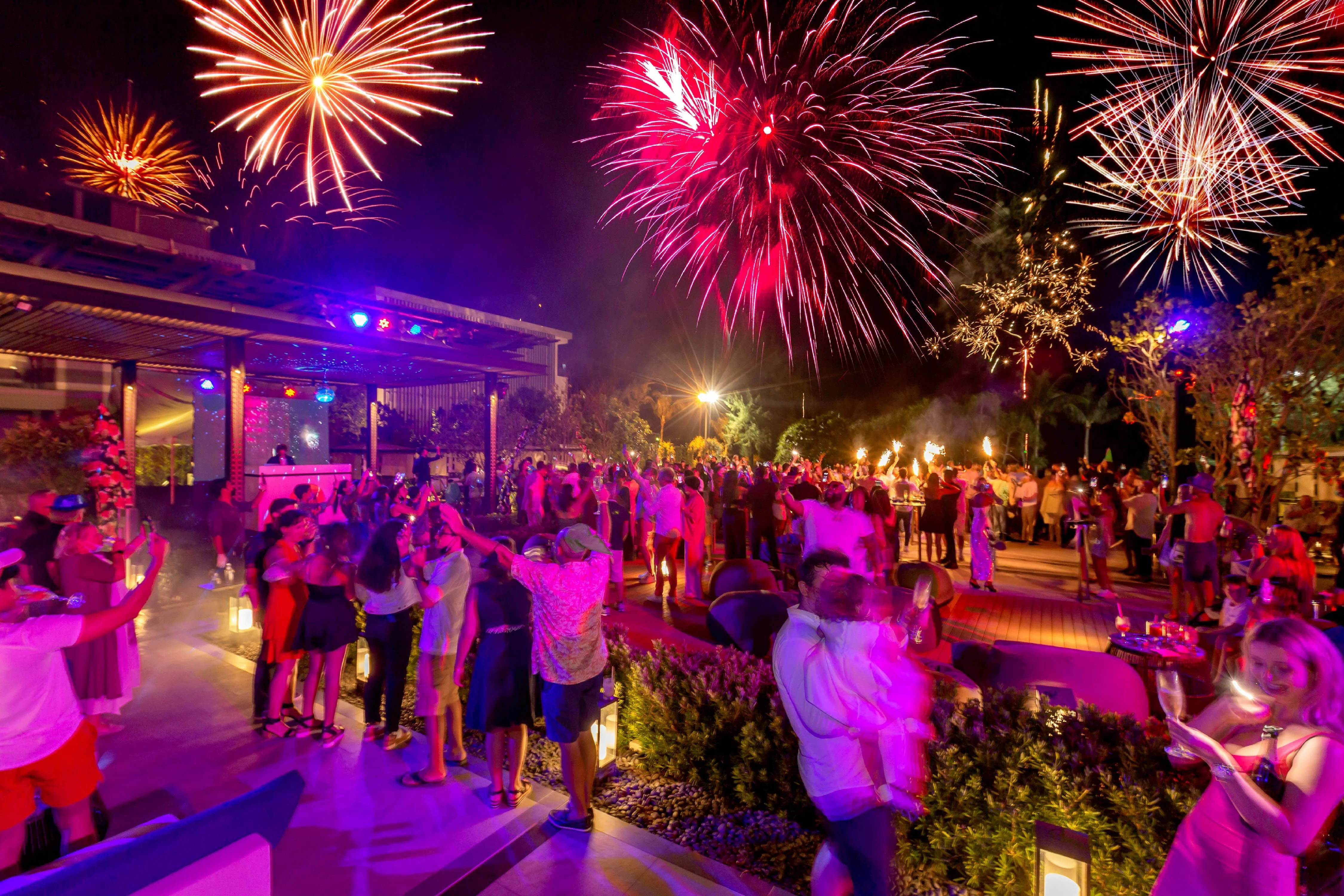 ฉลองเทศกาลแห่งความสุขริมทะเลอย่างมีสไตล์ ณ โรงแรมโฟร์พอยท์ส บาย เชอราตัน ภูเก็ต ป่าตอง บีช รีสอร์ท