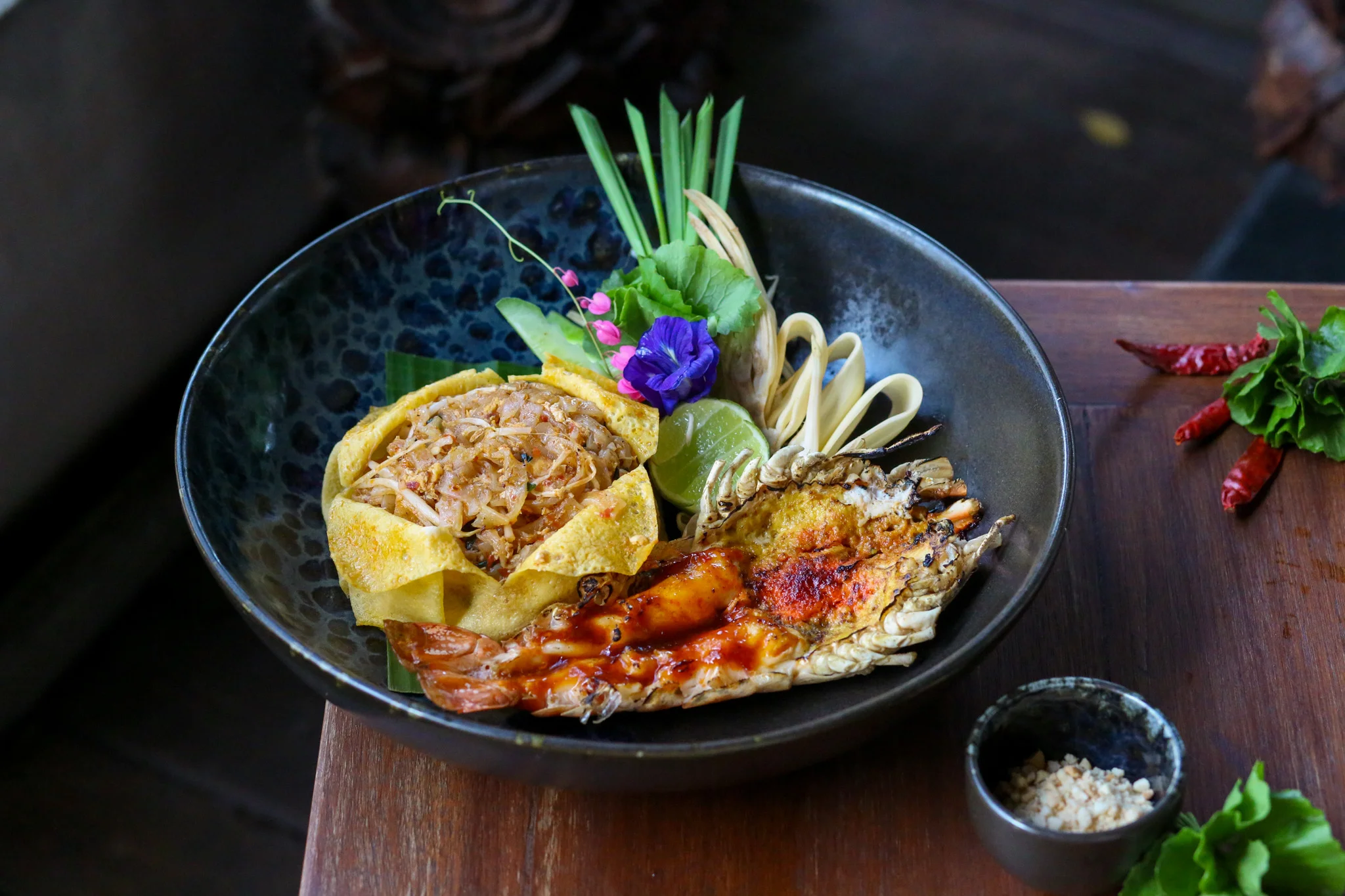 ลิ้มรสความอร่อยอันเป็นเอกลักษณ์ของผัดไทย ที่สันติบุรี เกาะสมุย